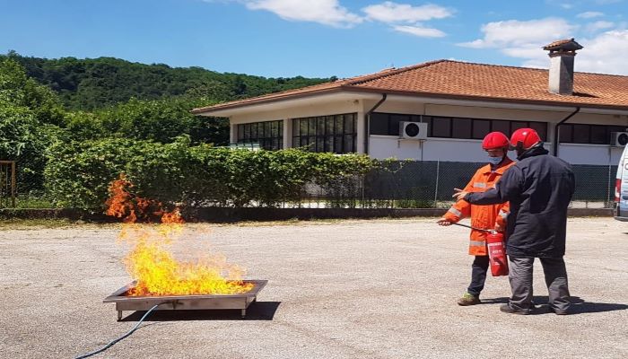 Prova pratica di spegnimento incendi